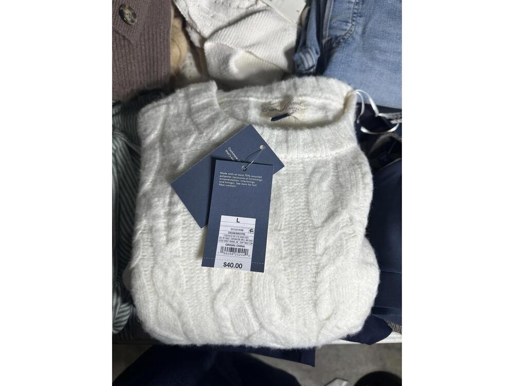20 Pc Women’s Clothing Lot NWT Target Sizes S-XL Sweaters Jeans Boutique Resell - Picture 5 of 8